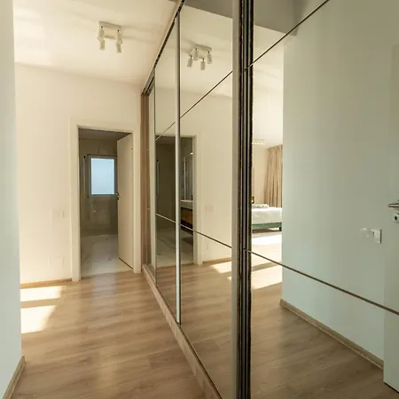 Апартаменти Mohost Penthouse - Luxury With Mountain Views Брашов